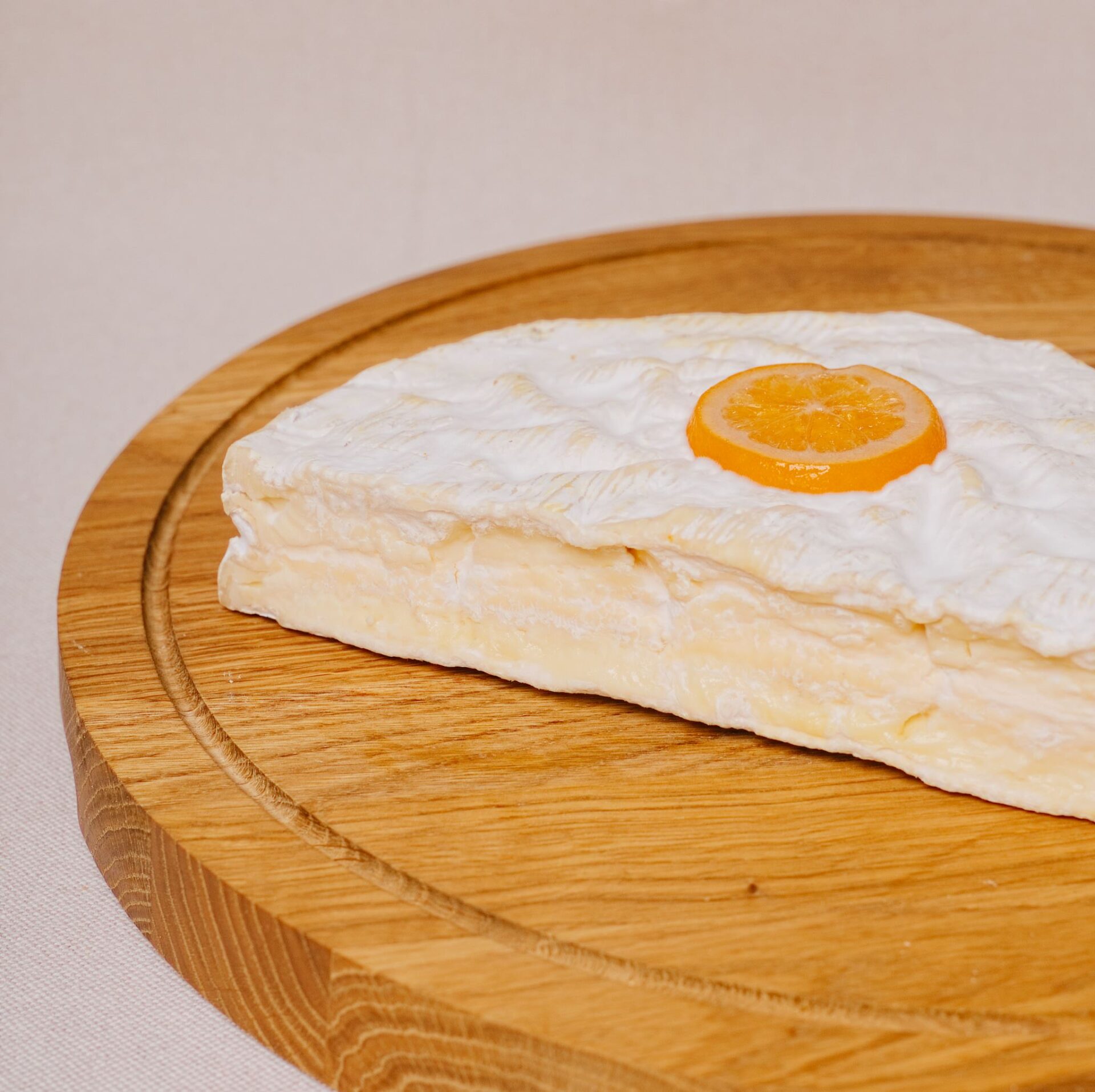 Ser francuski Brie z likierem pomarańczowym