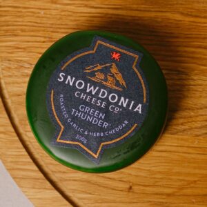 Ser Cheddar Green Thunder /  Ser dojrzewający cheddar z czosnkiem i ziołami 200g