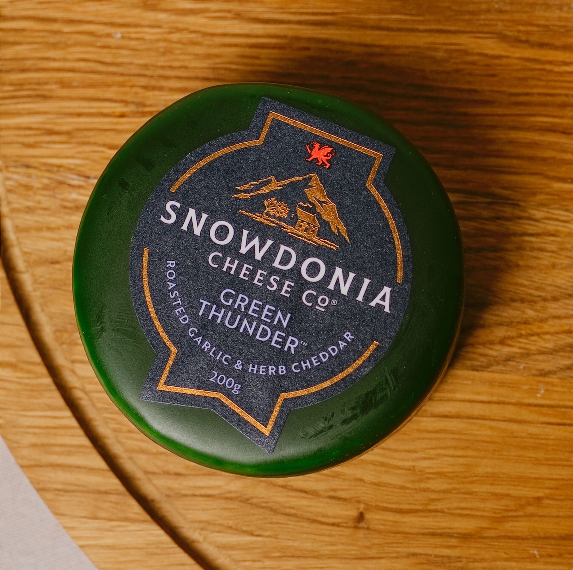 Ser Cheddar Green Thunder /  Ser dojrzewający cheddar z czosnkiem i ziołami 200g