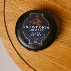 Ser Cheddar Black Bomber Snowdonia 200g / Intensywny cheddar dojrzewający