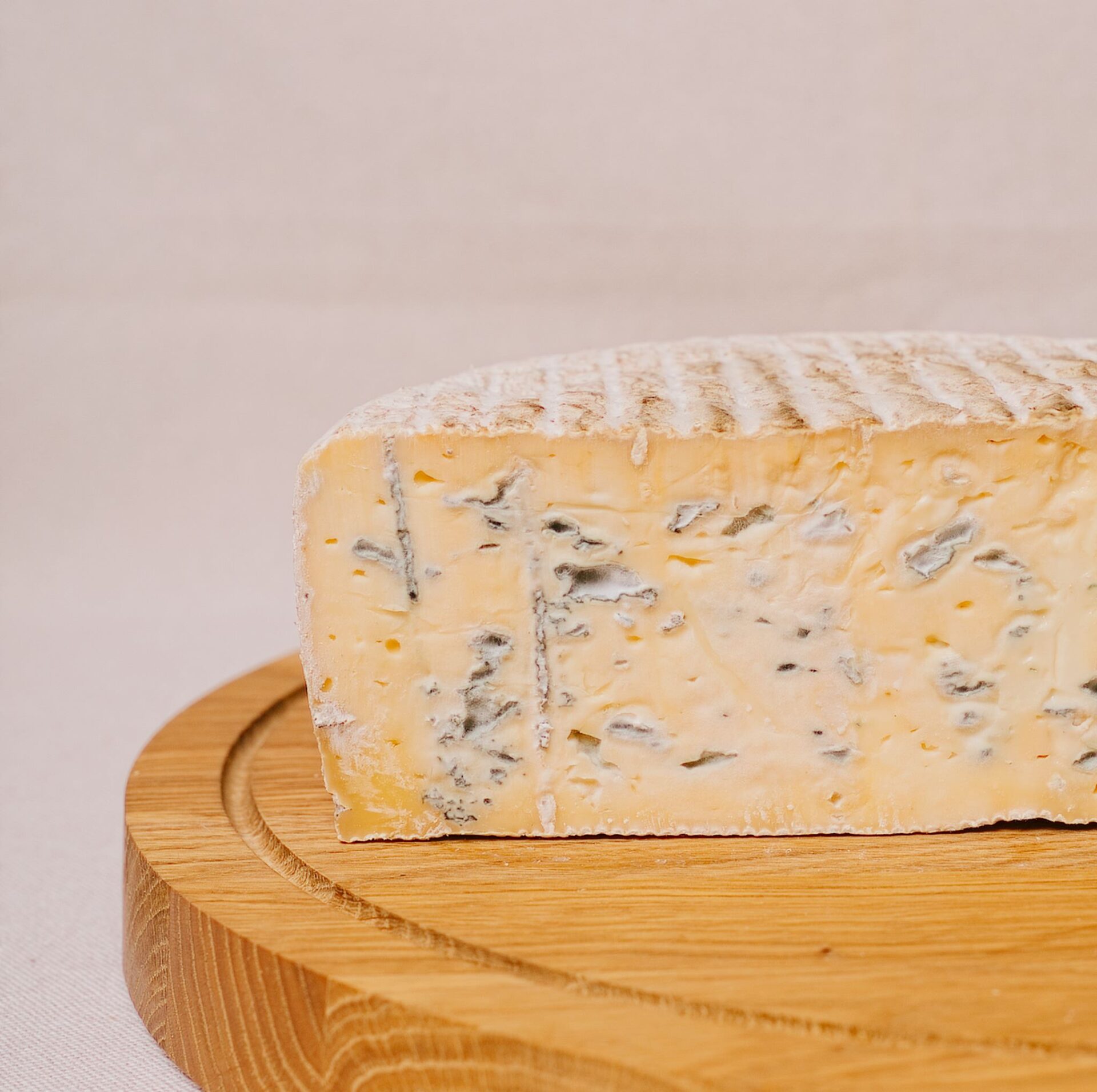 Ser francuski Tome Bleue au Lait Entier / Łagodny francuski ser z niebieską pleśnią