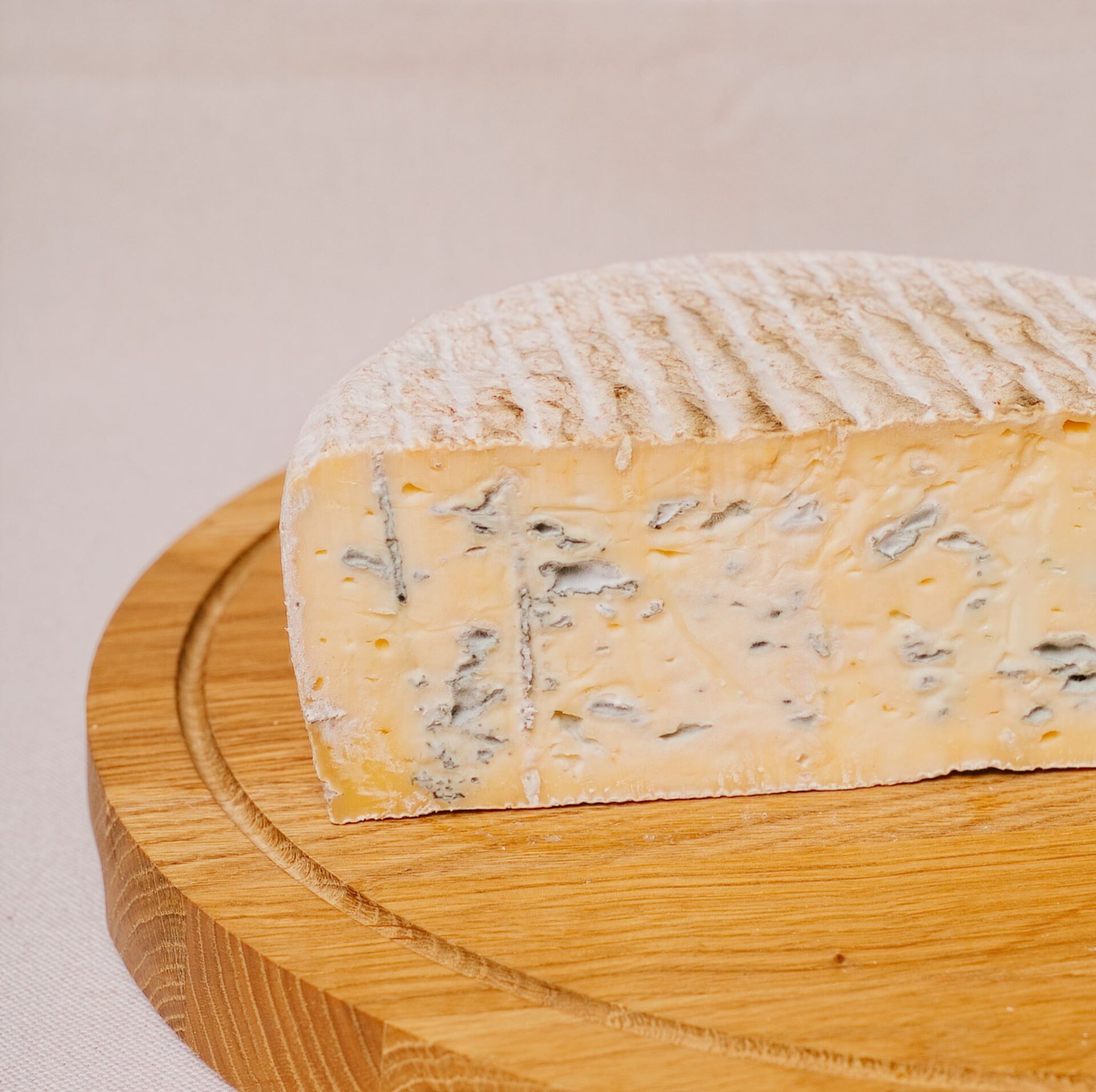Ser francuski Tome Bleue au Lait Entier / Łagodny francuski ser z niebieską pleśnią - obrazek 2