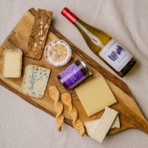Francuska uczta / Zestaw francuskich serów premium z winem Domaine de la Bretonnière Sauvignon