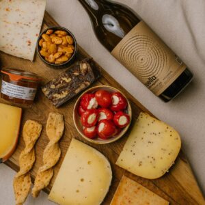 Holenderska Uczta / zestaw serów i dodatków z winem 150+1 Piemonte Bianco