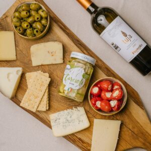 Włoska Uczta / zestaw włoskich serów i antipasti z winem Pinot Grigio Delle Venezie Biologico