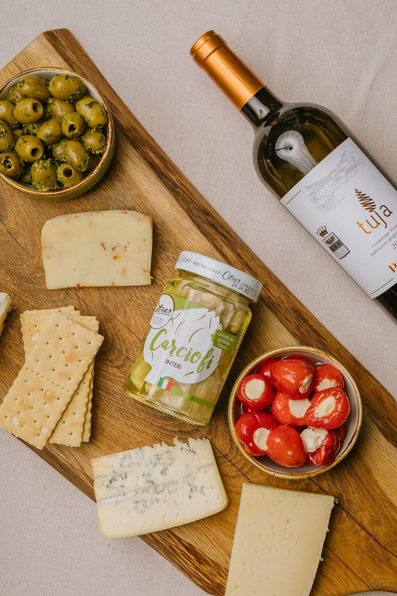 Włoska Uczta / zestaw włoskich serów i antipasti z winem Pinot Grigio Delle Venezie Biologico - obrazek 2