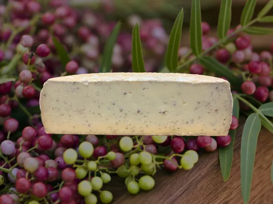 Ser francuski Raclette Poivre Vert et Baies Roses / raclette z zielonym i różowym pieprzem